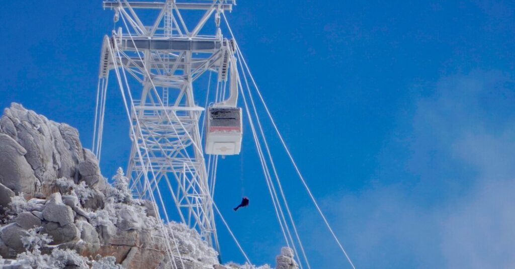 21 People Rescued After a Freezing Night Stranded in Aerial Tram Cars