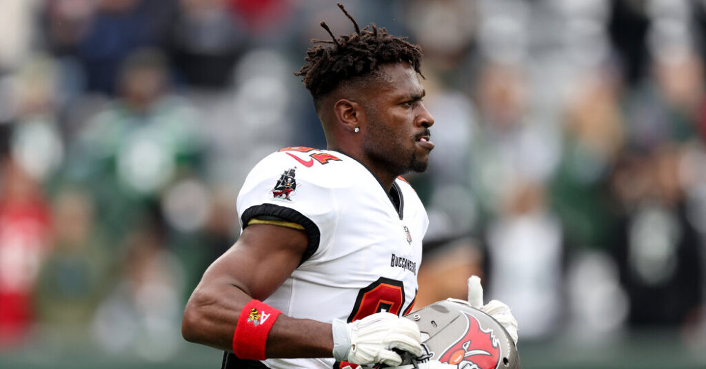 Antonio Brown Storms Off Field During Buccaneers’ Win Over Jets